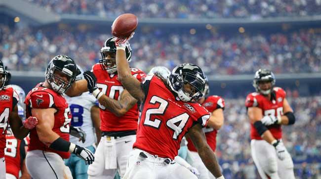 devonta-freeman-spiking-ball